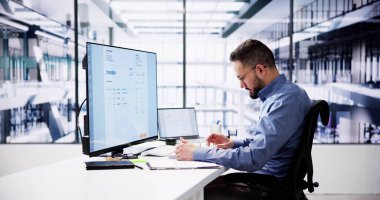 İşadamı Ofiste Bilgisayarda Fatura Analizi