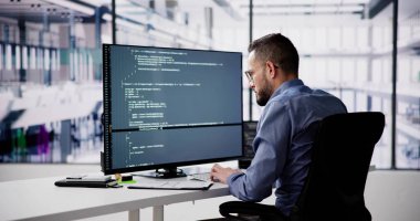 Yazılım Programcısı veya Yazılımcı Ofis Bilgisayarını Kullanıyor