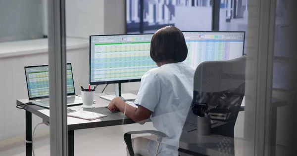 Efisient Medical Coder Nurse Analyzing Data Billing — Stok Foto