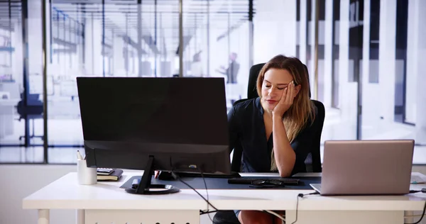 Kjedelig Boss Woman Som Sover Restful Trøtt Employee – stockfoto