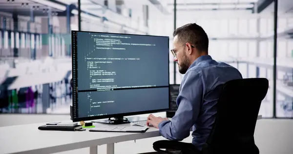 Programista Lub Coder Man Korzystanie Komputera Biurowego — Zdjęcie stockowe