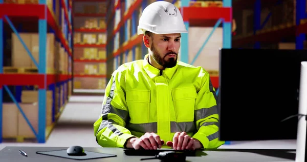 Warehouse Worker Manager Checking Inventory Warehouse — Stock Photo, Image