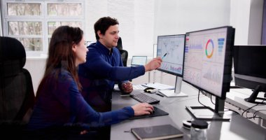 KPI İş Analitik Veri Kontrol Paneli. Analizci Bilgisayar Kullanıyor