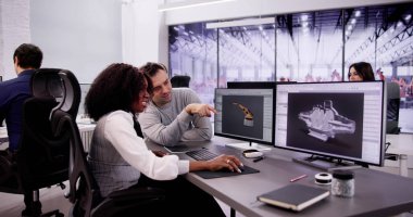 Fabrikadaki endüstri mühendisleri. Robot Tasarımı İnovasyon