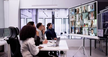 Toplantı Odasında Çevrimiçi Video Konferansı Çağrısı