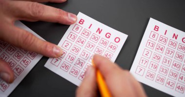 Birinin elini işaretleme kalemiyle Piyango Bilet numarası