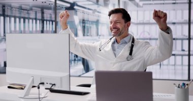 Hastanedeki Heyecanlı Erkek Doktor Kollarını Kaldırıyor