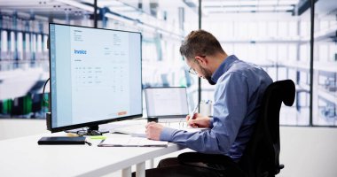 İşadamı Ofiste Bilgisayarda Fatura Analizi