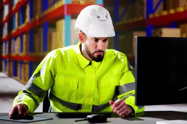 Depo işçisi ve ambardaki stok kontrol Yöneticisi