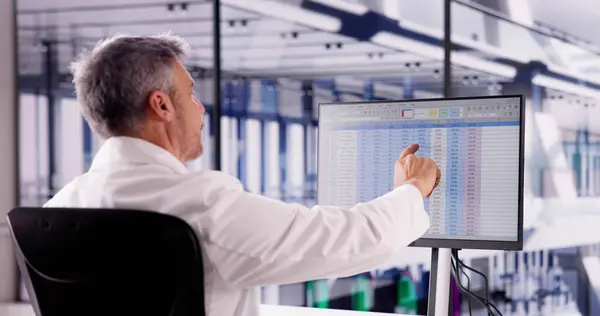 Hospital Doctor Using Spreadsheet Billing Codes Desktop — Stock fotografie