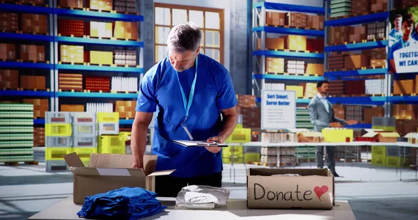 Volunteer Sorting Clothes Humanitarian Care Refugee Assistance — Stock Photo, Image