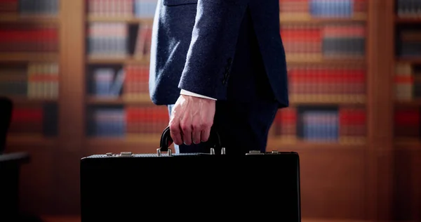 Midsection Advogado Que Carrega Pasta Contra Estante Tribunal — Fotografia de Stock