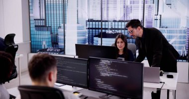 İş Ekibi bilgisayar üzerinde çalışıyor. Yazılım Uygulaması Geliştirme