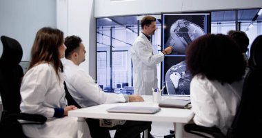 Çeşitli doktorlar omuz taramasına bakıyor.