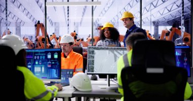 Mühendis fabrikada 3D CAD model tasarımı yapıyor.