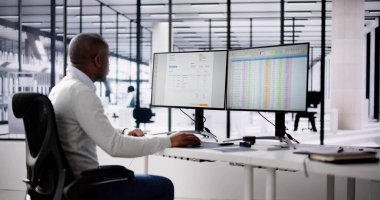 Muhasebeci E Fatura Yazılımı ve Hesap Makinesi Kullanıyor