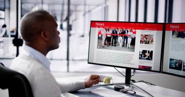 Dizüstü bilgisayardaki haber başlığını okuyorum. Çevrimiçi Web Sitesi