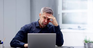 Bilgisayar Masasındaki Stresli Hasta Çalışan Adam