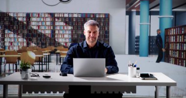 Kütüphanedeki Dizüstü bilgisayarda okunuyor. Akademik Eğitim