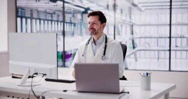 Doktor Görüntülü Konferans Görüşmesi. Bilgisayar Üzerine Eogrenim Webinar