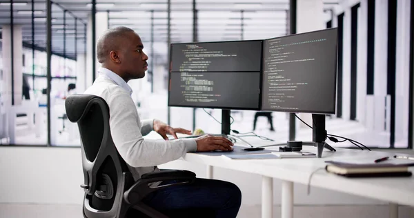 Кодер Афроамериканец Компьютером Web Developer — стоковое фото