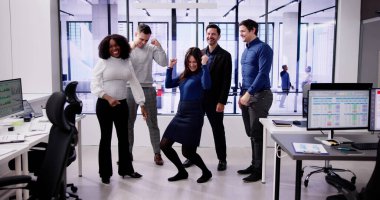 Çeşitli Heyecanlı İnsanlar İş Grubu Ofiste Kutlama Yapıyor