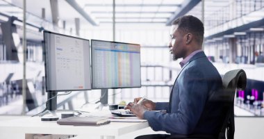 E Fatura İşletme. Elektronik Fatura Kullanan Afrikalı Muhasebeci