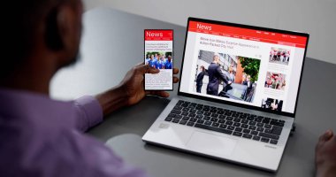 Cep telefonu ve dizüstü bilgisayarda online haber makalesi izliyorum. Elektronik Gazete