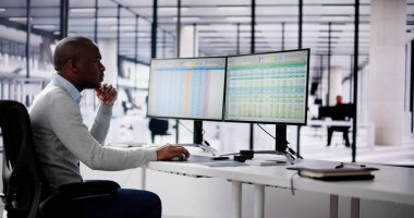 Bilgisayar üzerinde Hesap Tablosu İş Verileri ile Çalışan Analist