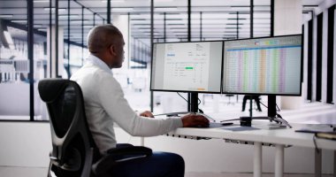 Muhasebeci E Fatura Yazılımı ve Hesap Makinesi Kullanıyor