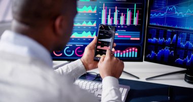 KPI İş Analitik Veri Kontrol Paneli. Analizci Bilgisayar Kullanıyor