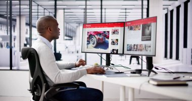 Dizüstü bilgisayardaki haber başlığını okuyorum. Çevrimiçi Web Sitesi