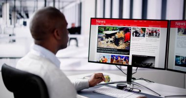 Dizüstü bilgisayardaki haber başlığını okuyorum. Çevrimiçi Web Sitesi