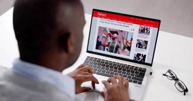 Dizüstü bilgisayardaki haber başlığını okuyorum. Çevrimiçi Web Sitesi