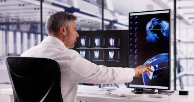 Doktor Tarama Omuz Kemikleri Bilgisayarda X Ray