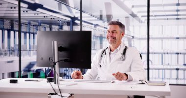 Doktor Görüntülü Konferans Görüşmesi. Bilgisayar Üzerine Eogrenim Webinar