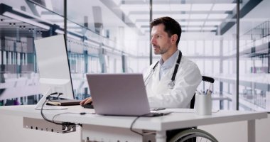 Doktor Görüntülü Konferans Görüşmesi. Bilgisayar Üzerine Eogrenim Webinar