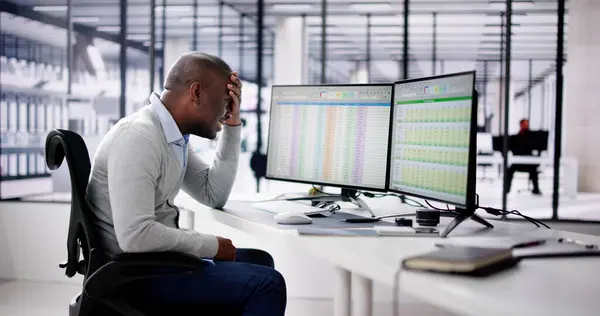 Data Analyst African Man Using Spreadsheet Computer — Stock Photo, Image