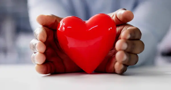 健康保険と心臓病のカバー 心臓内科医 — ストック写真