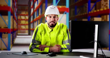 Lojistik Deposunda Mutlu Depo İşçisi Portresi