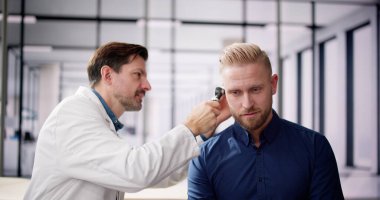 Otoskop kullanarak Otolaryngology Kulak Kontrolü. Doktor Muayene Hastası