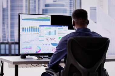 Veri Analizi Kullanan Afrikalı Amerikalı Veri Analisti KPI Kontrol Paneli