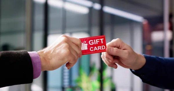 Hand Giving Gift Gutscheinkarte Prepaid Coupon Halten — Stockfoto