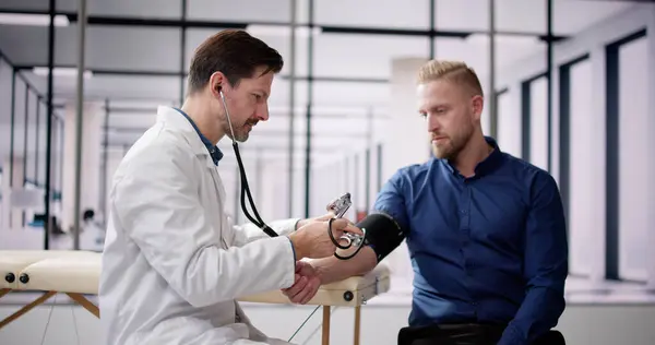 Lekarz Pomiar Ciśnienie Krwi Pacjentów Stetoskopem — Zdjęcie stockowe