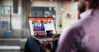 Laptop 'ta Haberler İzleniyor Evde Bilgisayar Ekranı