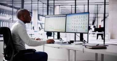 Çoklu Ekrandaki Gündem Planı 'na Bakıyoruz. Planlayıcı Kontrol ediliyor