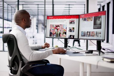 Dizüstü bilgisayardaki haber başlığını okuyorum. Çevrimiçi Web Sitesi