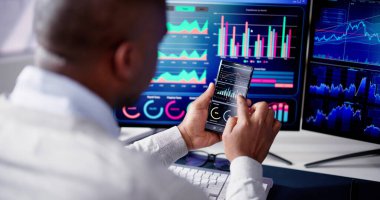 KPI İş Analitik Veri Kontrol Paneli. Analizci Bilgisayar Kullanıyor