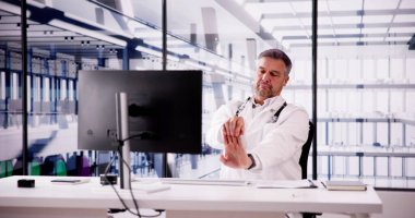 Ofis Sandalyesi Uzatma Egzersizi. Çalışan Sağlığı