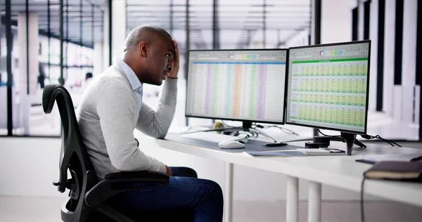 Data Analyst African Man Using Spreadsheet Computer — Stock Photo, Image